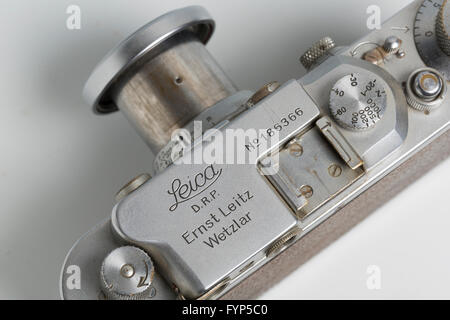 Leica LllA Messsucherkamera von 1936 mit einer Elmar 5cm faltbare Linse Stockfoto