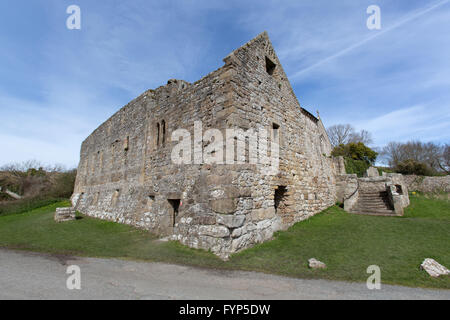 Penmon Priory, Wales. Malerische Aussicht auf das 13. Jahrhundert Ruinen Penmon Priory. Stockfoto