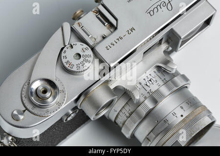 Leica M2 Messsucherkamera von 1958 mit einem Objektiv Leitz Summicron 5cm (50mm) NF (in der Nähe-Fokus), mit der "Brille". Stockfoto