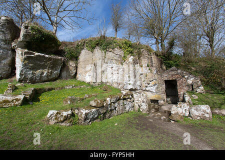 Penmon Priory, Wales. Malerische Aussicht auf St Seiriol gut, Penmon Priory Ruinen, Anglsey gelegen. Stockfoto