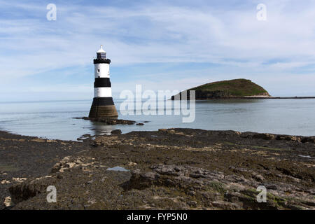 Malerische Aussicht auf Penmon Point Lighthouse, mit die Menai Strait und Puffin Island im Hintergrund. Stockfoto