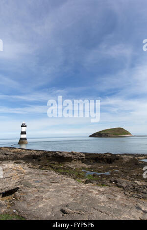 Malerische Aussicht auf Penmon Point Lighthouse, mit die Menai Strait und Puffin Island im Hintergrund. Stockfoto