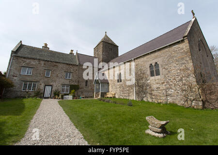 Penmon Priory, Wales. Haus des malerischen Blick auf Penmon Priory-Kirche und das angrenzende ehemalige vor. Stockfoto