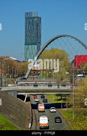 Ältere (2017) Skyline von Manchester von Süden mit Hulme Arch und Teil der Manchester Metropolitan University auf der linken Seite. Neuere 2021 Aufnahmen, die ich selbst habe. Stockfoto