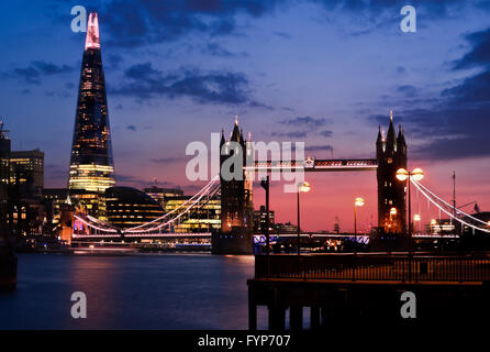 Brücke und Shard Turmrestaurant in der Abenddämmerung in london Stockfoto