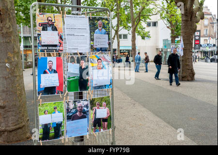 Montreuil, Frankreich, AIDS-Kampagne gegen Diskriminierung, Homophobie, IDAHOT, Porträts Menschen mit Protestschildern auf der Vorstadtstraße, in den Pariser Vororten, Kunstprotest Stockfoto