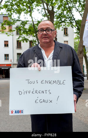 Paris, Frankreich, AIDES-Kampagne gegen Diskriminierung, Homophobie, IDAHOT, Portrait Mann halten Protest Zeichen mit slogan Stockfoto