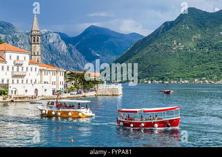 Blick auf Boote und Perast Stadt Stockfoto