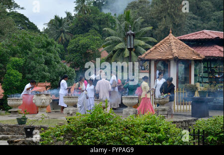 Angebote, Tempel des heiligen Zahn-Reliquie, Sri Dalada Maligawa, Kandy, Sri Lanka Stockfoto