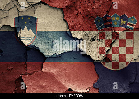 Flaggen von Slowenien und Kroatien auf gebrochene w gemalt Stockfoto
