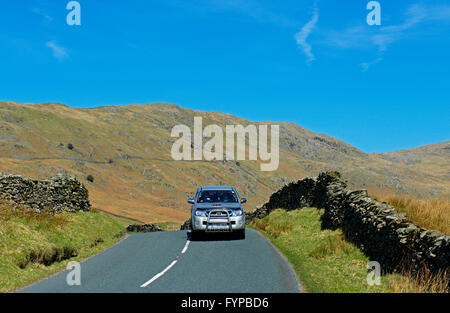 Auto auf Kirkstone Pass (A592), Lake District National Park, Cumbria, England Stockfoto