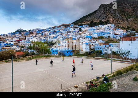 Chefchaouen, Marokko - 10. April 2016: Kinder spielen Fußball in der Stadt Chefchaouen in Marokko. Stockfoto