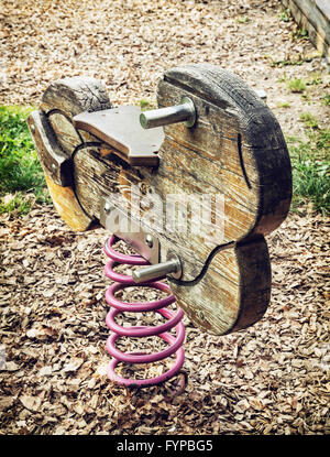 Holz Schaukel auf dem Spielplatz. Nahaufnahme Foto. Spielplatz für Kinder. Freizeitbeschäftigung. Stockfoto