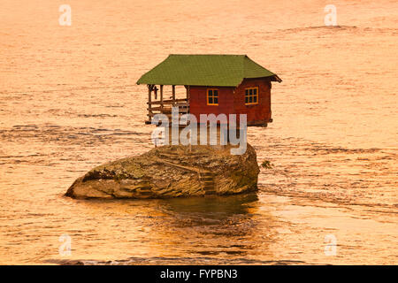 Haus auf der Felseninsel im Fluss Drina - Serbien Stockfoto