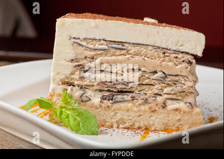 Schokoladenkuchen mit Marmelade Eis Stockfoto