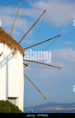 alte Mühle in Santorini Griechenland Europa und am Himmel Stockfoto