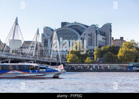 Modernes Bürogebäude am Bahnhof Charing Cross Stockfoto