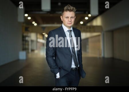 Porträt eines stilvollen Geschäftsmann im mittleren Alter Stockfoto