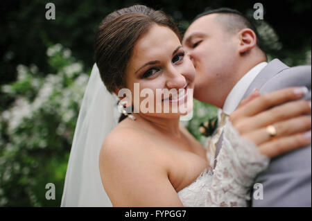 Bräutigam seine Braut küssen Nahaufnahme Stockfoto