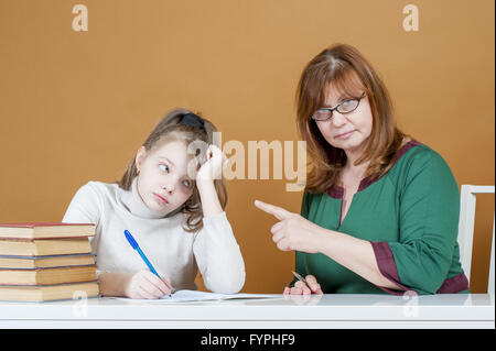 Strenge Frau Lehrer Punkte bei Studenten. Stockfoto