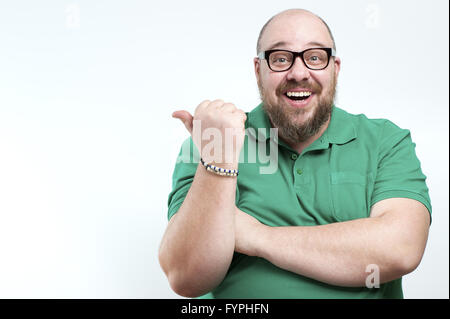 Lachen Mann zeigt seine Finger zur Seite. Stockfoto