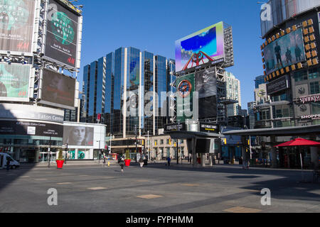 Yonge-Dundas Square in der Innenstadt von Toronto, Ontario, am 24. April 2016. Stockfoto