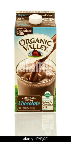 Winneconne, Wisconsin - 17. April 2016: Container of Organic Valley Schokolade Milch auf einem isolierten Hintergrund Stockfoto