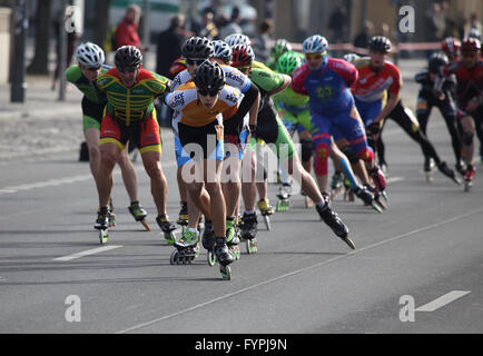 Große Gruppe von Inline-Skatern im Wettbewerb in der Berliner Halbmarathon 2016 Stockfoto