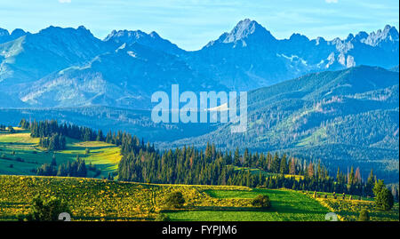 Sommer Dorf Bergpanorama (Polen) Stockfoto