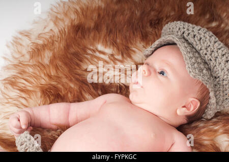 Neugeborenes Baby in Strickmütze Stockfoto