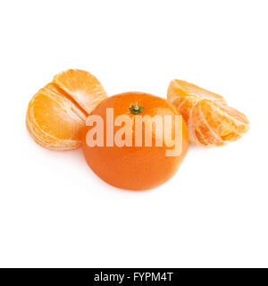 Zwei Hälften und frische saftige Mandarine Frucht über dem weißen Hintergrund isoliert Stockfoto