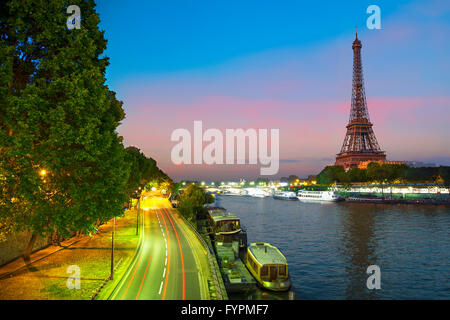 Abends Blick auf die umliegenden Tower Form Bir-Hakeim-Brücke, Paris, Frankreich Stockfoto
