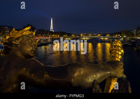 Dämmerung über Statue auf Pont Alexandre III mit Fluss Seine und Eiffelturm, Paris, Frankreich, Europa Stockfoto