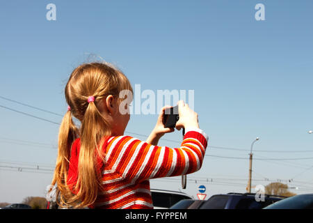 Kleines Mädchen fotografiert die urbanen Szene Stockfoto