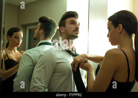 Ein junges Paar in der Umkleidekabine anziehen Stockfoto