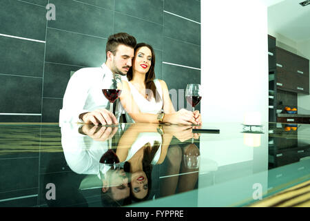 Romantisch zu zweit mit einem Glas Wein im Speisesaal Stockfoto