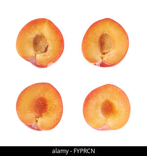 Schneiden Sie offene Pflaume Hälfte isoliert Stockfoto