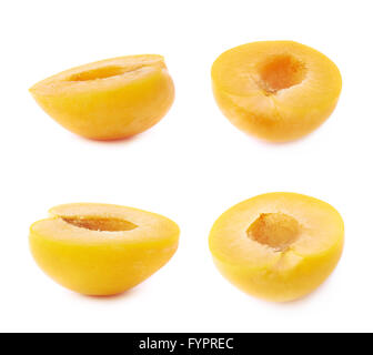 Schneiden Sie offene Pflaume Hälfte isoliert Stockfoto