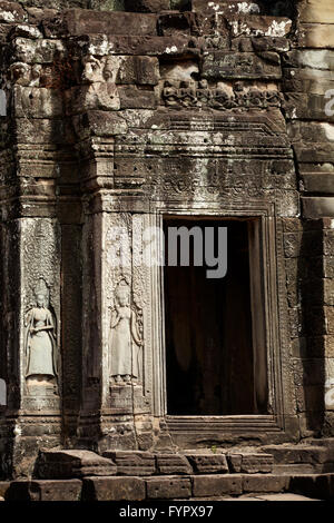 Tür und Schnitzereien, Bayon Tempel-Ruinen, Angkor-Weltkulturerbe Angkor Thom (Tempel aus dem 12. Jahrhundert), Siem Reap, Kambodscha Stockfoto