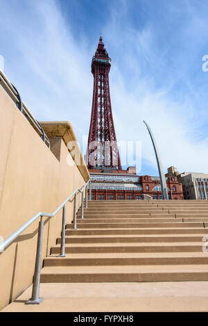 Ansicht der Blackpool Tower ohne Gerüst als von der promenade Schritte gesehen Stockfoto