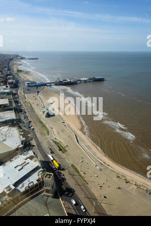 Blick von oben am Blackpool Tower mit Blick auf die zentralen und südlichen Piers, der Promenade und dem Strand Stockfoto