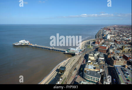 Blick von der Spitze der Blackpool Tower Blick hinunter auf die North Pier, der Promenade und Strand Stockfoto