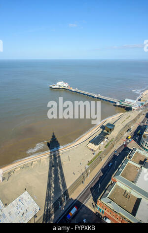 Blick von der Spitze der Blackpool Tower Blick hinunter auf die North Pier, der Promenade und Strand Stockfoto