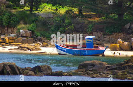 Kleine Fischerboote vertäut am Strand. Stockfoto