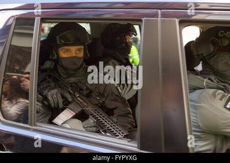 Gegen Sie terroristische Spezialist Schusswaffen Offiziere in einem Land Rover Discovery Stockfoto