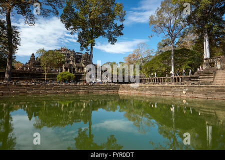 Pool und Baphuon Tempel (11. Jahrhundert), Angkor Thom Tempelkomplex, UNESCO-Welterbe Angkor, Siem Reap, Kambodscha Stockfoto