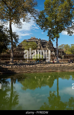 Pool und Baphuon Tempel (11. Jahrhundert), Angkor Thom Tempelkomplex, UNESCO-Welterbe Angkor, Siem Reap, Kambodscha Stockfoto