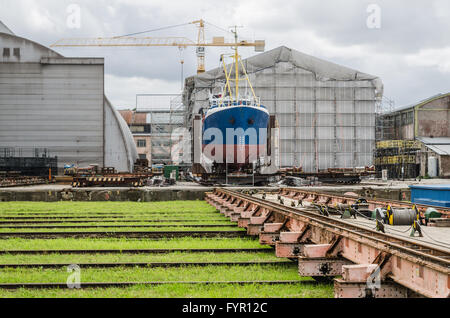 Das Schiff auf die Bestände in der Werft Stockfoto