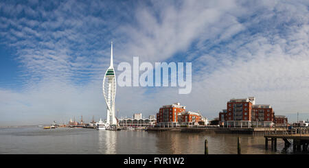 Panorama des Hafens von Portsmouth ab dem Punkt, mit Gunwharf Quays und Spinnaker Tower, Gunwharf Quays, Portsmouth Stockfoto