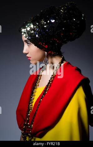 Die Frau in Modekonzept in dunklen studio Stockfoto